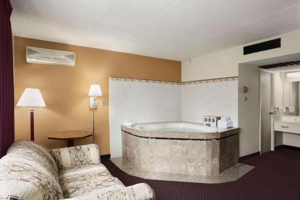 Ramadaby Wyndham Pittsburgh-new Stanton